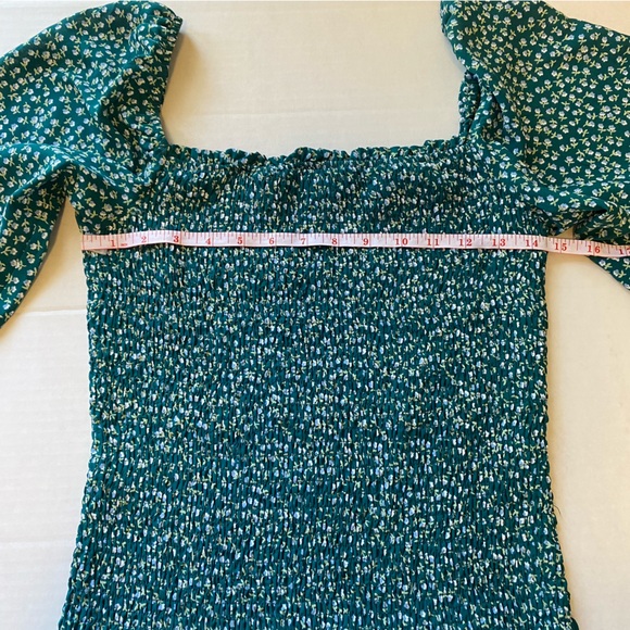 Woman’s Square neck, Puff Sleeves, Gathered green print Shirt; Size Medium - Picture 6 of 6